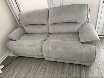 Power Reclining Loveseat w/ USB Charging – Excellent Condition – Gray
