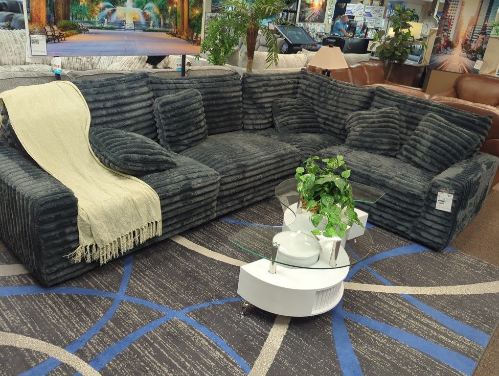 SECTIONAL IN GRAY BRAND NEW