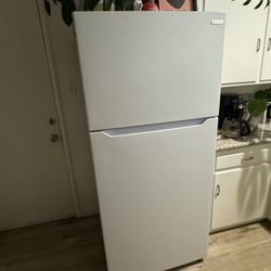 Insignia 18 Cu Ft Fridge 