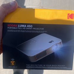Kodak LUMA 450 Portable Full HD Smart Projector