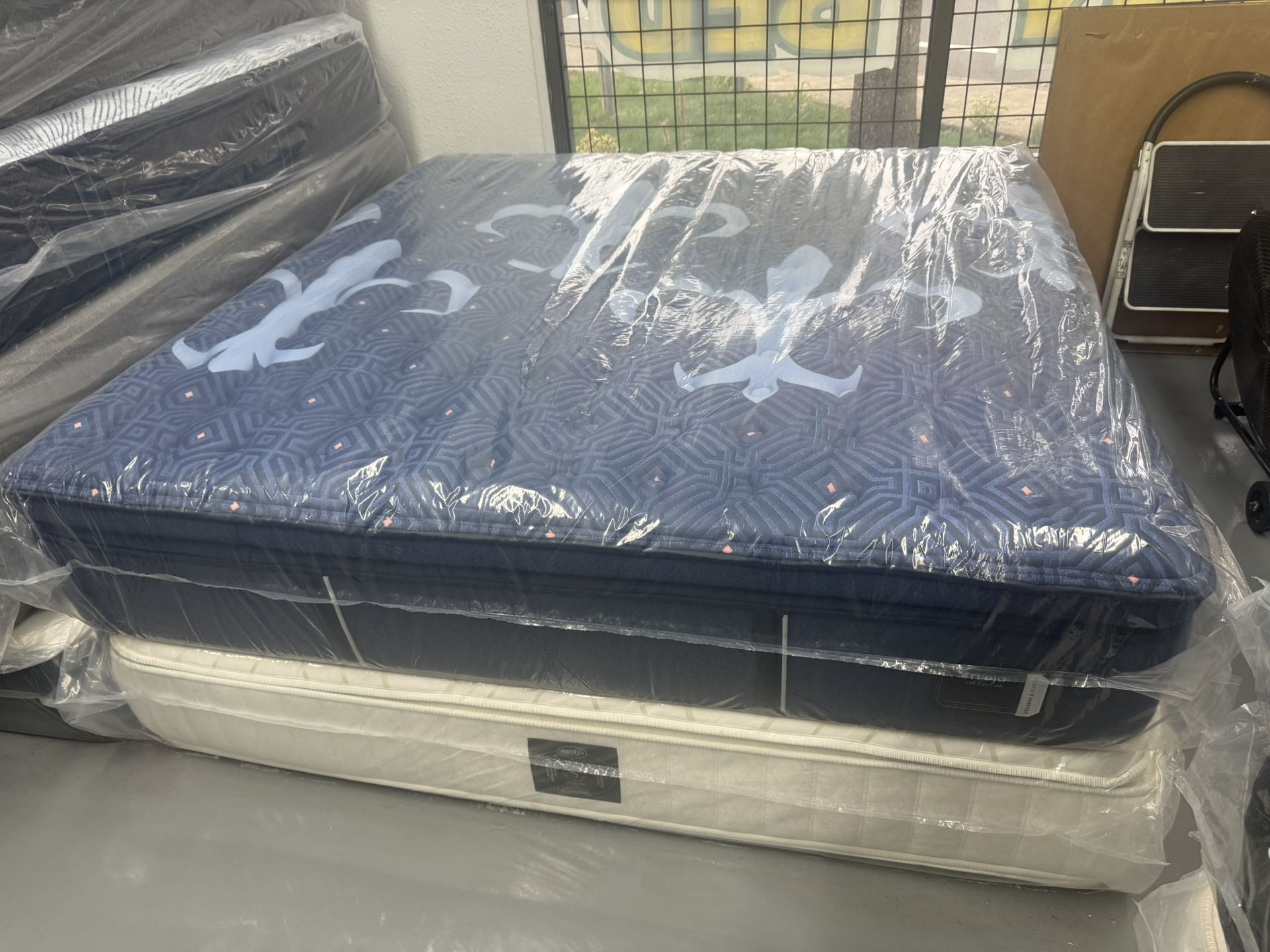 KING SIZE STEARNS & FOSTER STUDIO PILLOW TOP MATTRESS & BOX SPRINGS BED SET