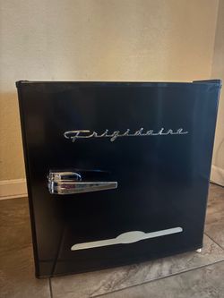 Like new mini fridge