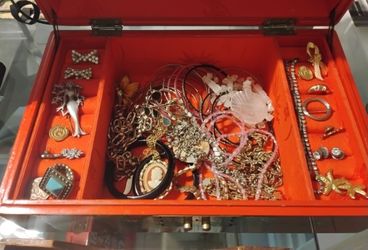 RED LACQUER JEWELRY BOX & JEWELRY