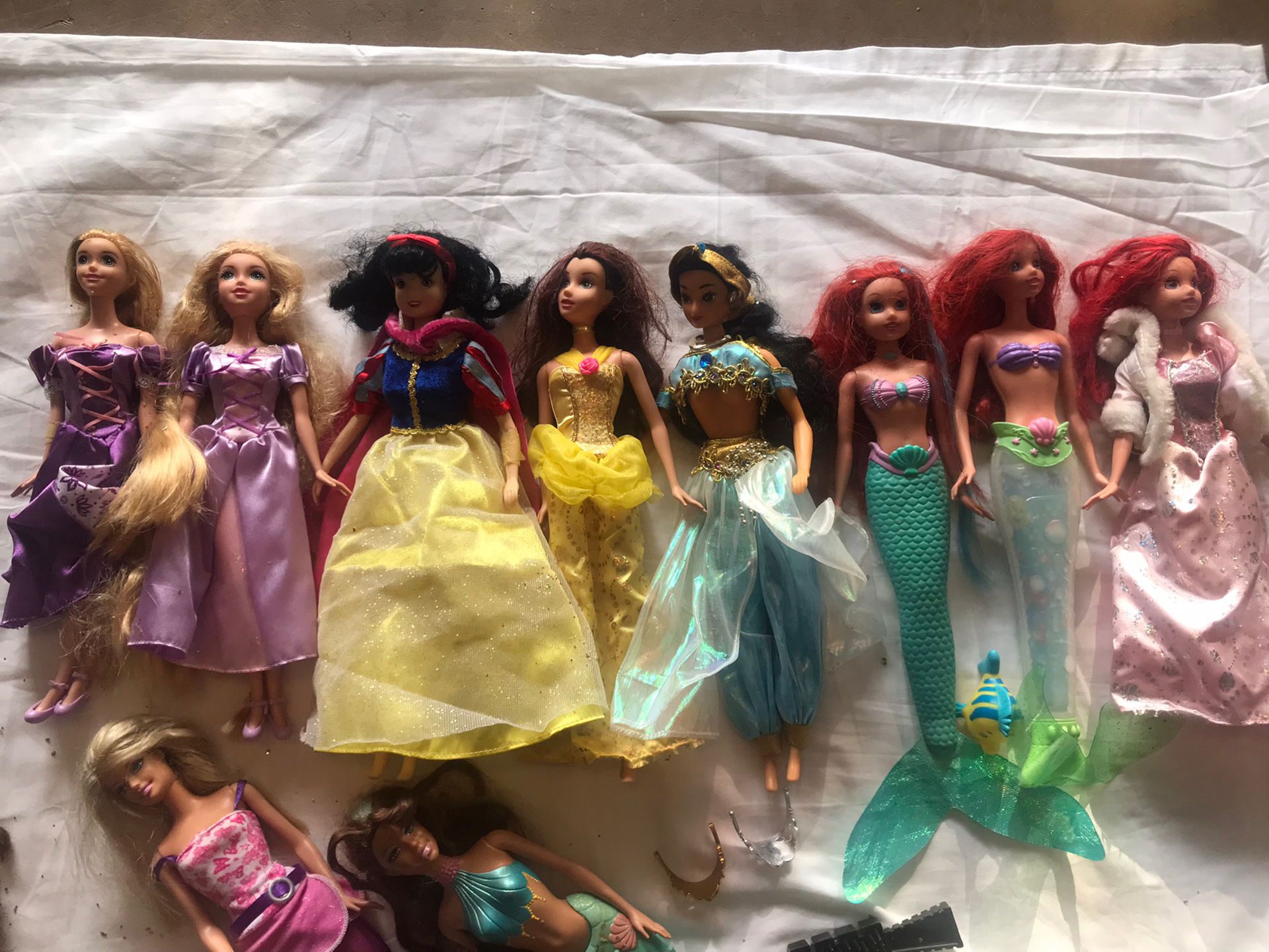 8 Disney princess doll + 2 Barbie dolls + 1 Bratz doll