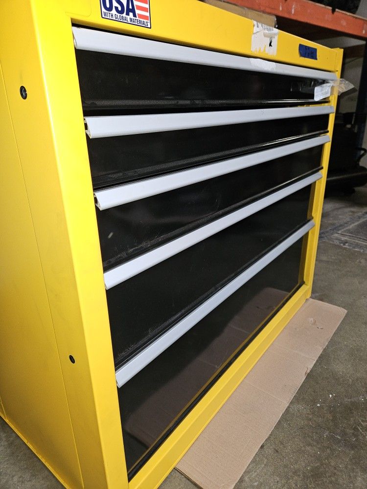 DEWALT 42"IN TOOL CHEST CABINET NEW HAS A DENT NO KEY
