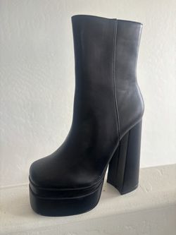 BLACK BOOTS