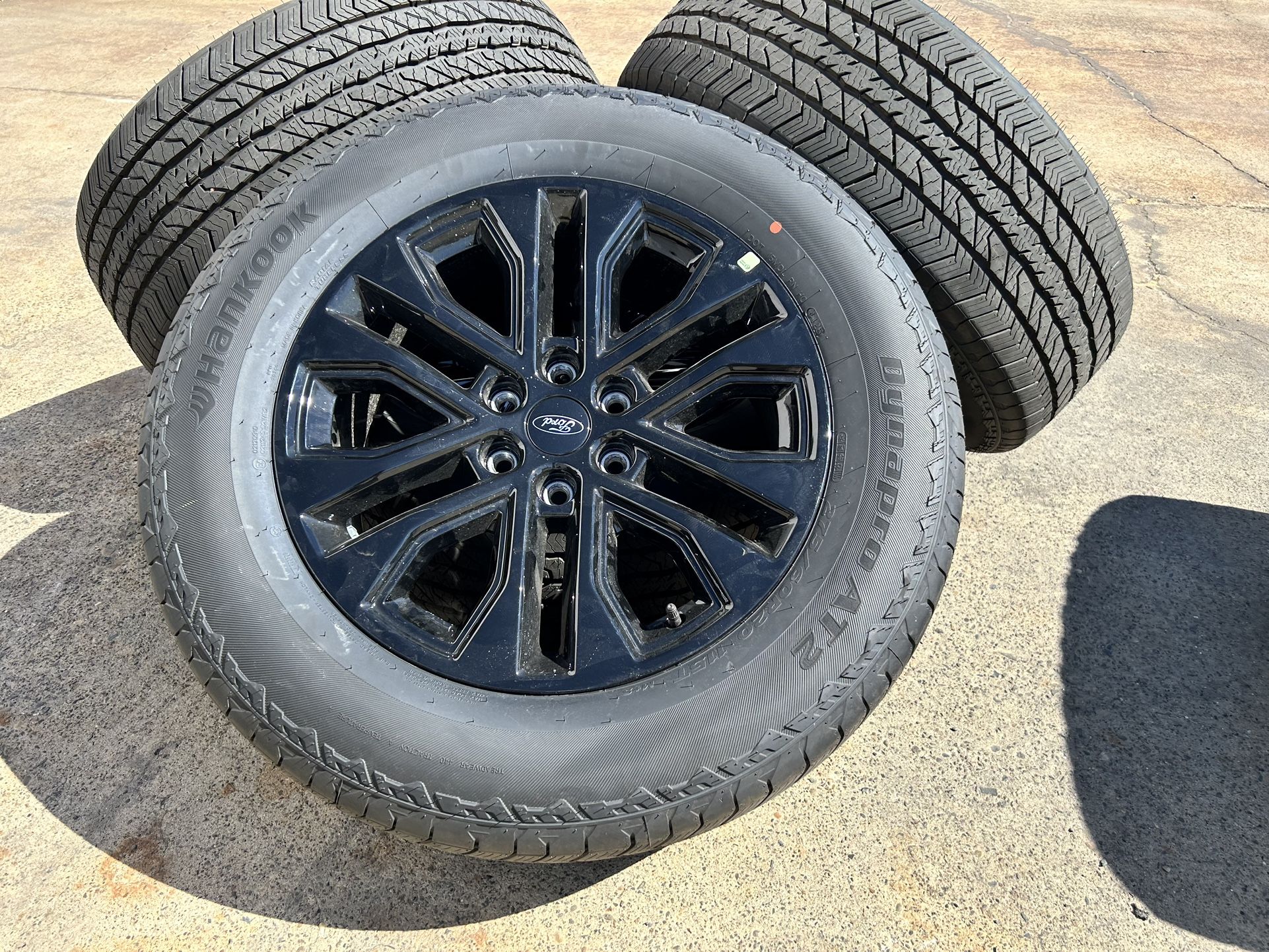 20" OEM Black 2026 Ford F150 Wheels Hankook A/T 275/60/20 99% Expedition