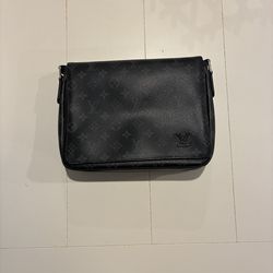Black shoulder mens bag
