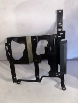 99-06 Chevy Silverado, Suburban, Tahoe 00-06 GMC Sierra Yukon XL Right Passenger Side Headlight Mount Bracket