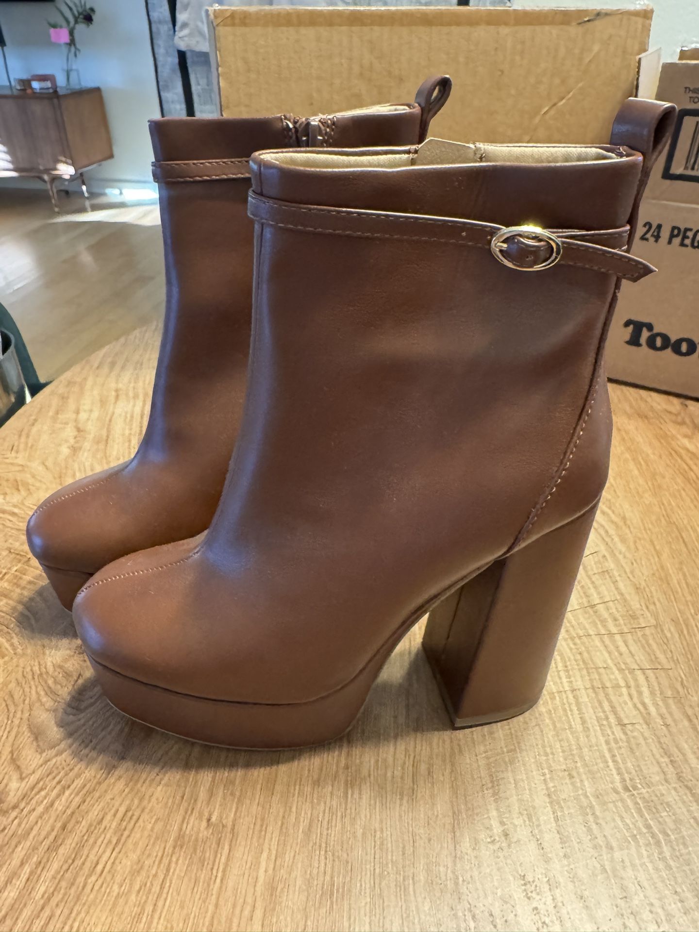Women’s Platform Boots Size 8 – Never Worn