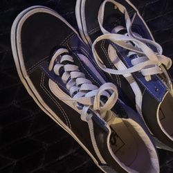 Vans Old Skool sneakers in navy and white