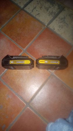 (2) DEWALT 20V MAX Lithium Ion Batteries 1.5ah