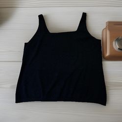 Banana Republic women's black knit sleeveless blouse top made with a polyester and Viscose Blend 