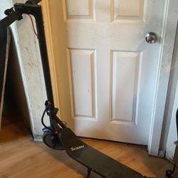 Electric Scooter Goes Up To 30 Runs Well Comes With Charger 