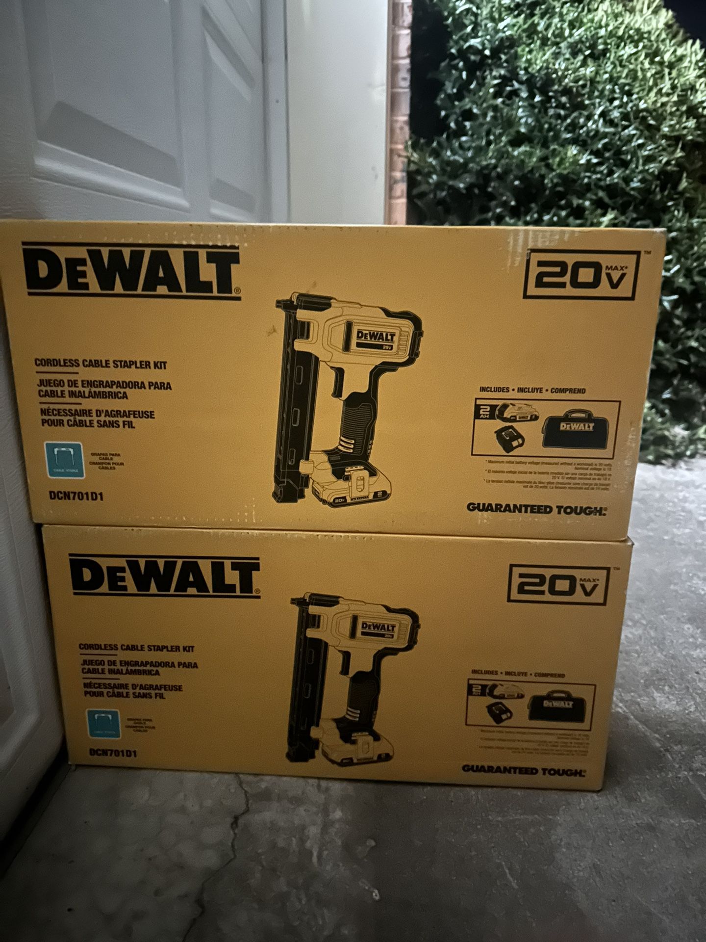 (New) DeWalt 20V MAX Cordless Cable Stapler w/ 2.0Ah Battery, Charger & Bag