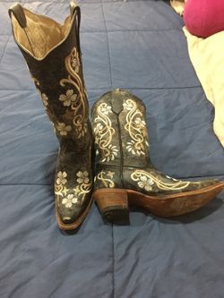 Ladies cowgirl boots size 6.5