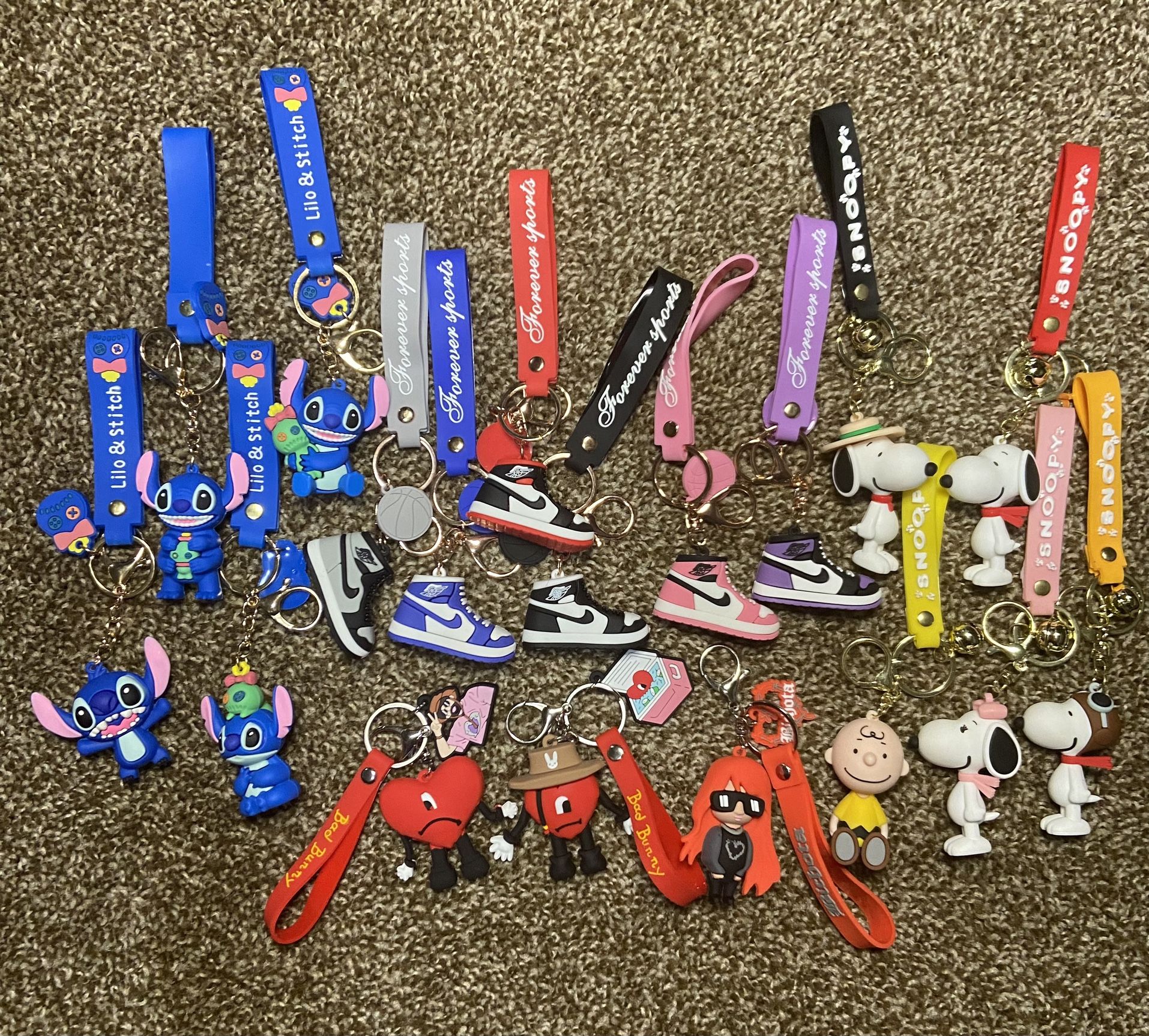 Assorted Keychains Bad Bunny, Stitch, Snoopy, Karol G