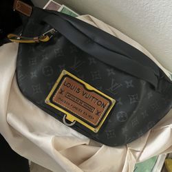 Louis Vuitton Discovery Bumbag Monogram Eclipse Gaston Label Savane Yellow
