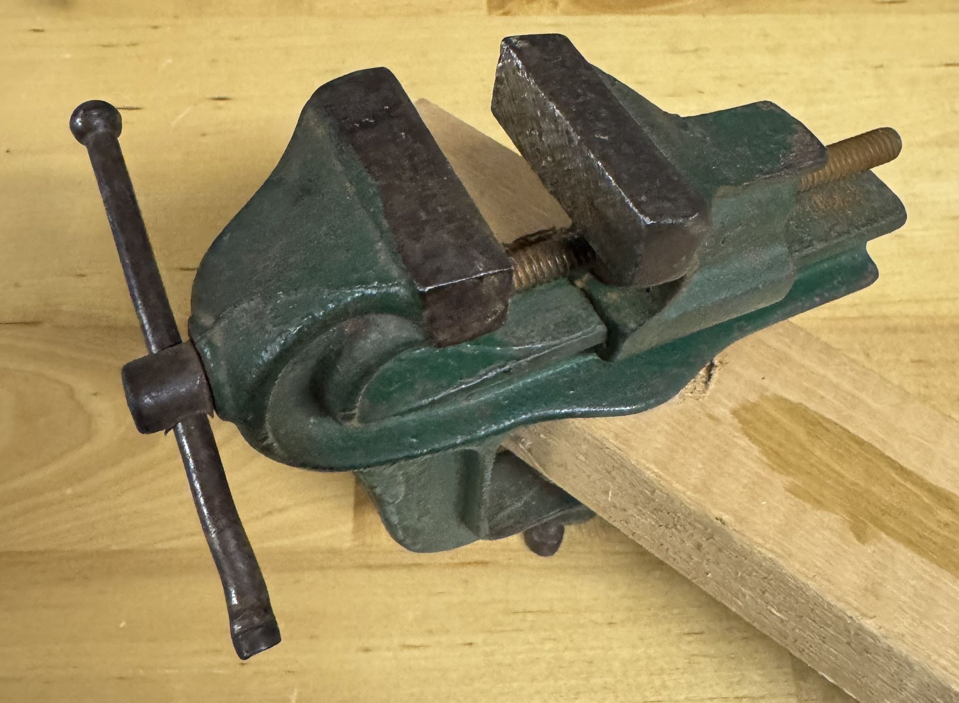 Small Projects Vise, Hand Palm Size, 1 1/2” by 1/2” Jaws In Good Shape, U S Made