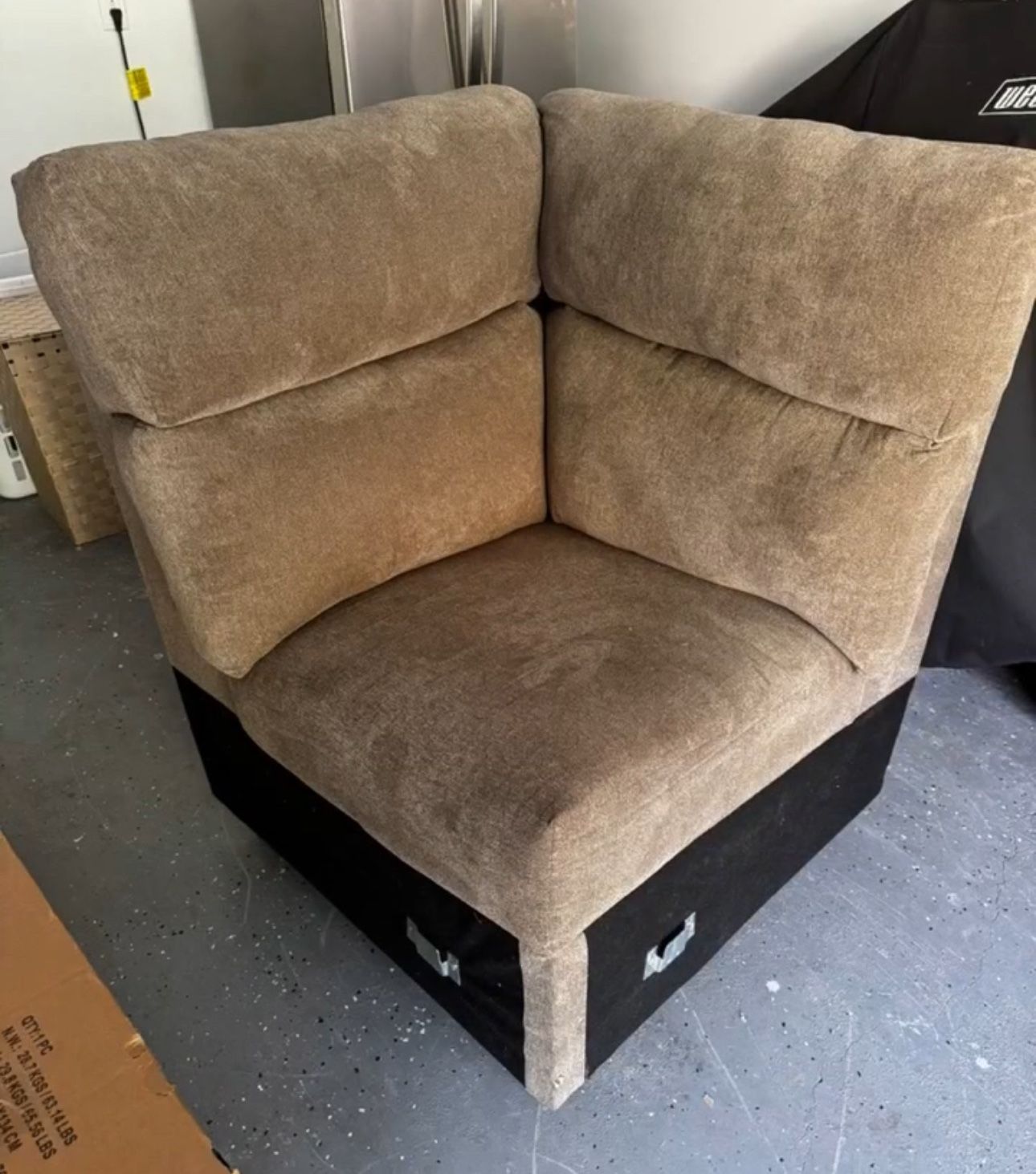 Free Raymour Flanagan Sectional Sofa Corner only ( can be used as a corner chair )🪑 