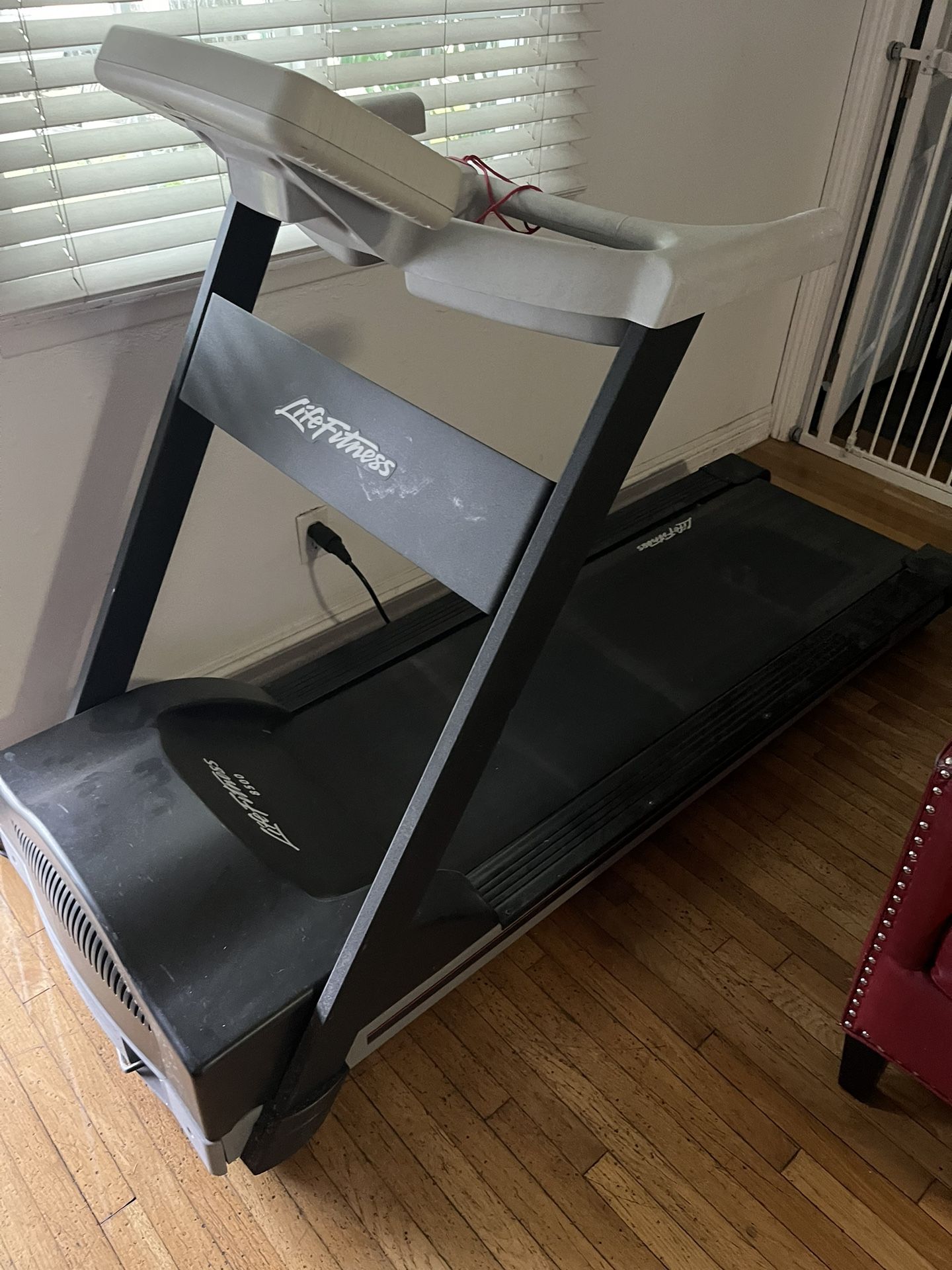 Life Fitness 8500 Treadmill
