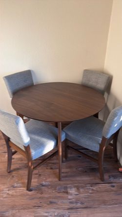 Table and chairs set