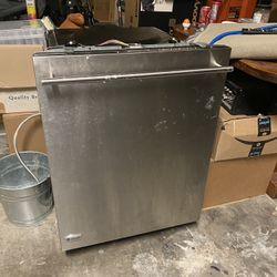 GE Monogram Dishwasher - Stainless Steel Model: ZDT800SSF1SS 
