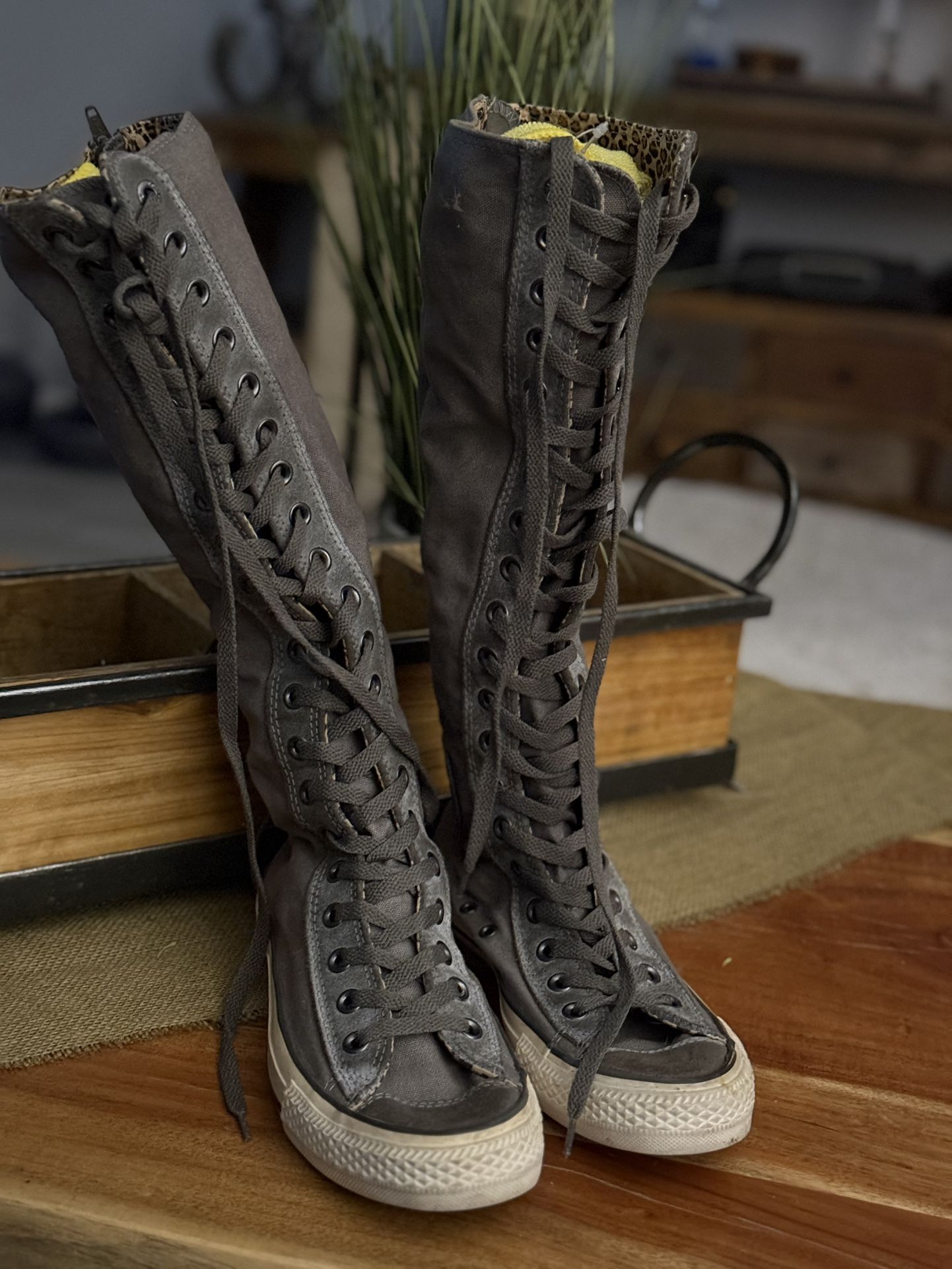 Converse gray, leopard inside women’s 8 knee high