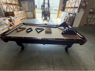 8 ft pool table in really good conditions with all their accessories