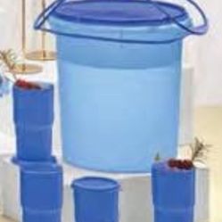 Set De Cubeta De 8 Litros Y Cuatro Vasos De 350 Ml Nuevos De Tupperwere Todos Por  25