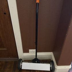 “a 22" Magnetic Floor Sweeper with Release from Central Machinery.