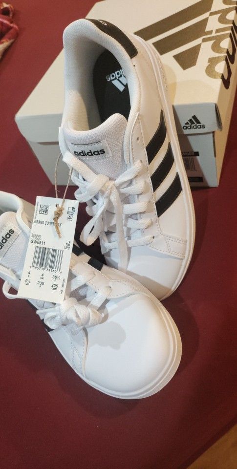 Adidas Tennis Shoes Size 6 For Women Or 4.5 For Big Kids Unisex  Shoes 