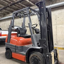 TOYOTA 4500 lb forklift, side shift for sale 
