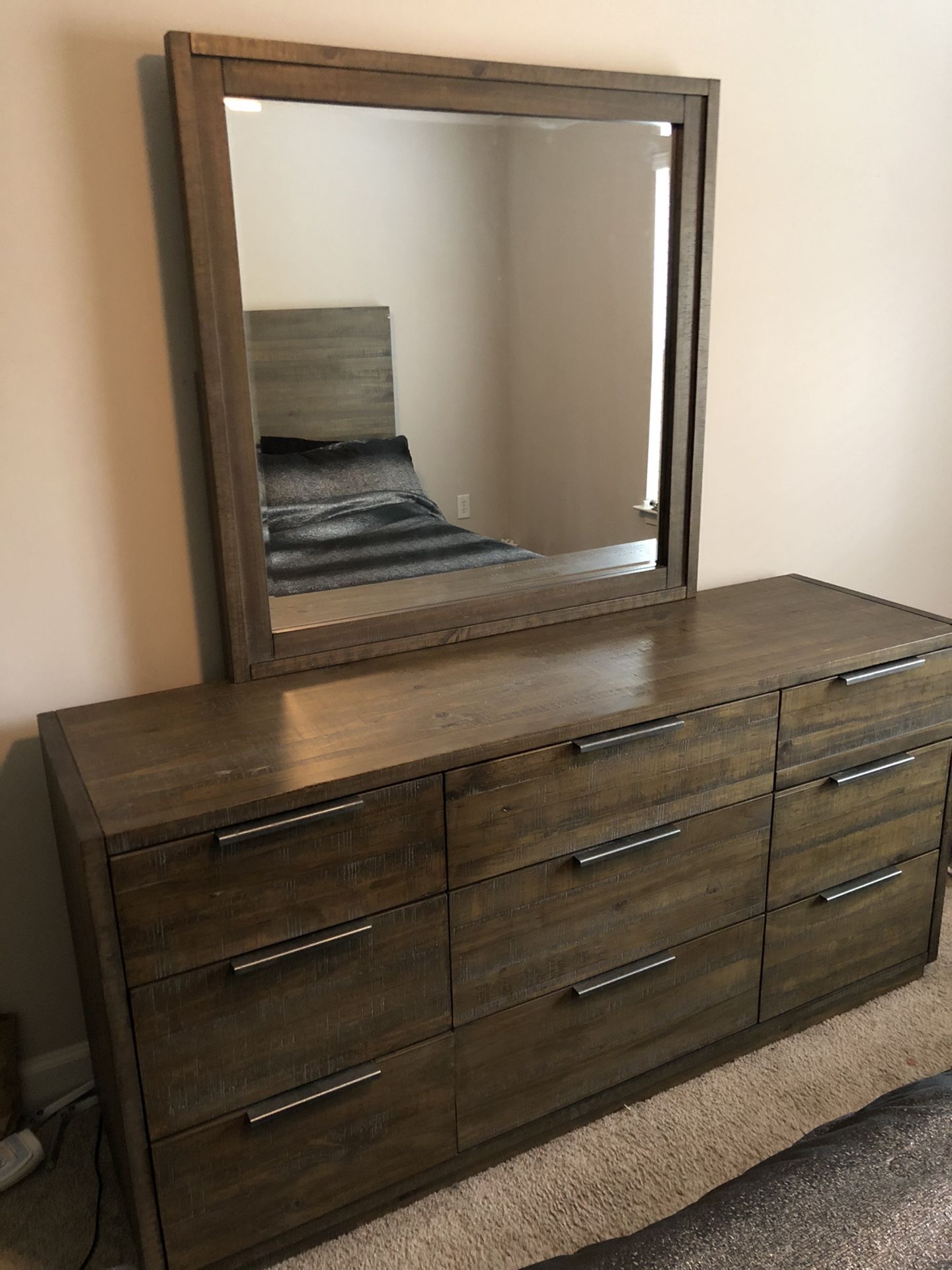 Dresser for sale!!! Comes with mirror