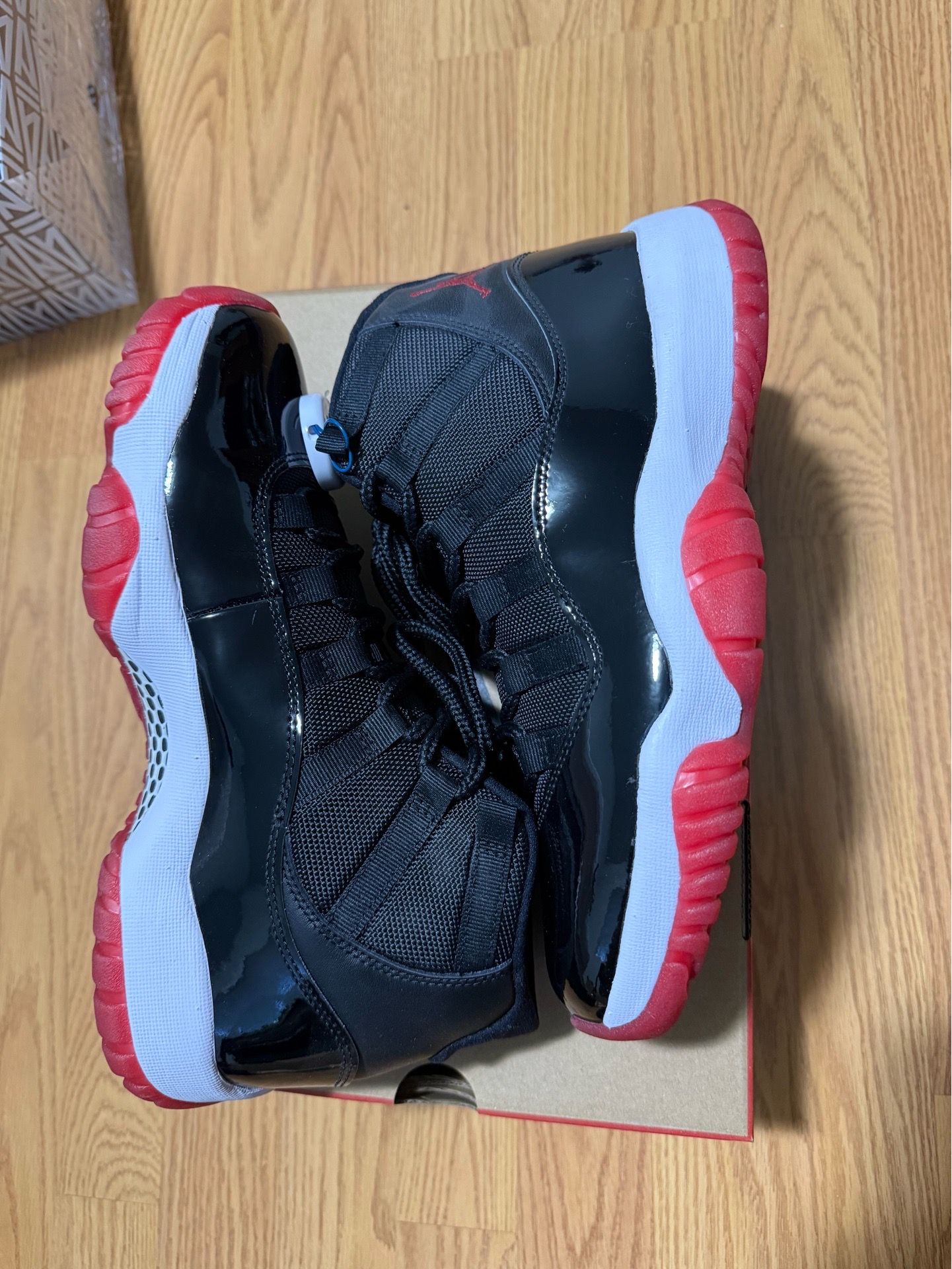 Jordan 11 bred 2019 size 8.5 men