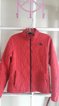 Northface Jacket, Woman Red size Medium. Semi new, my Daughter used it like 3 times.