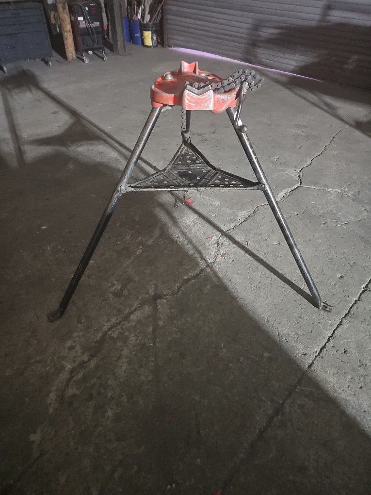 RIDGID  PORTABLE TRISTAND