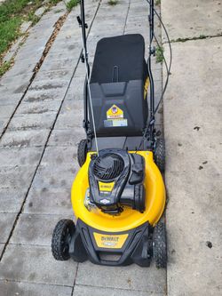 DEWALT SELF-PROPELLED GASOLINE ENGINE 150CC LAWN MOWER.