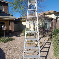 Ladder 10ft A FRAME ALUMINUM. LIGHT!
