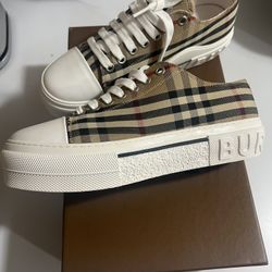 Low top Burberry Shoes 