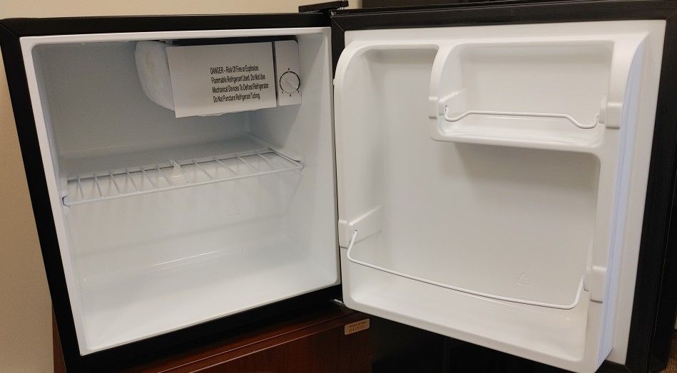 1.7 Cu Ft Galanz Mini Fridge Like New for Sale in Erie, PA OfferUp