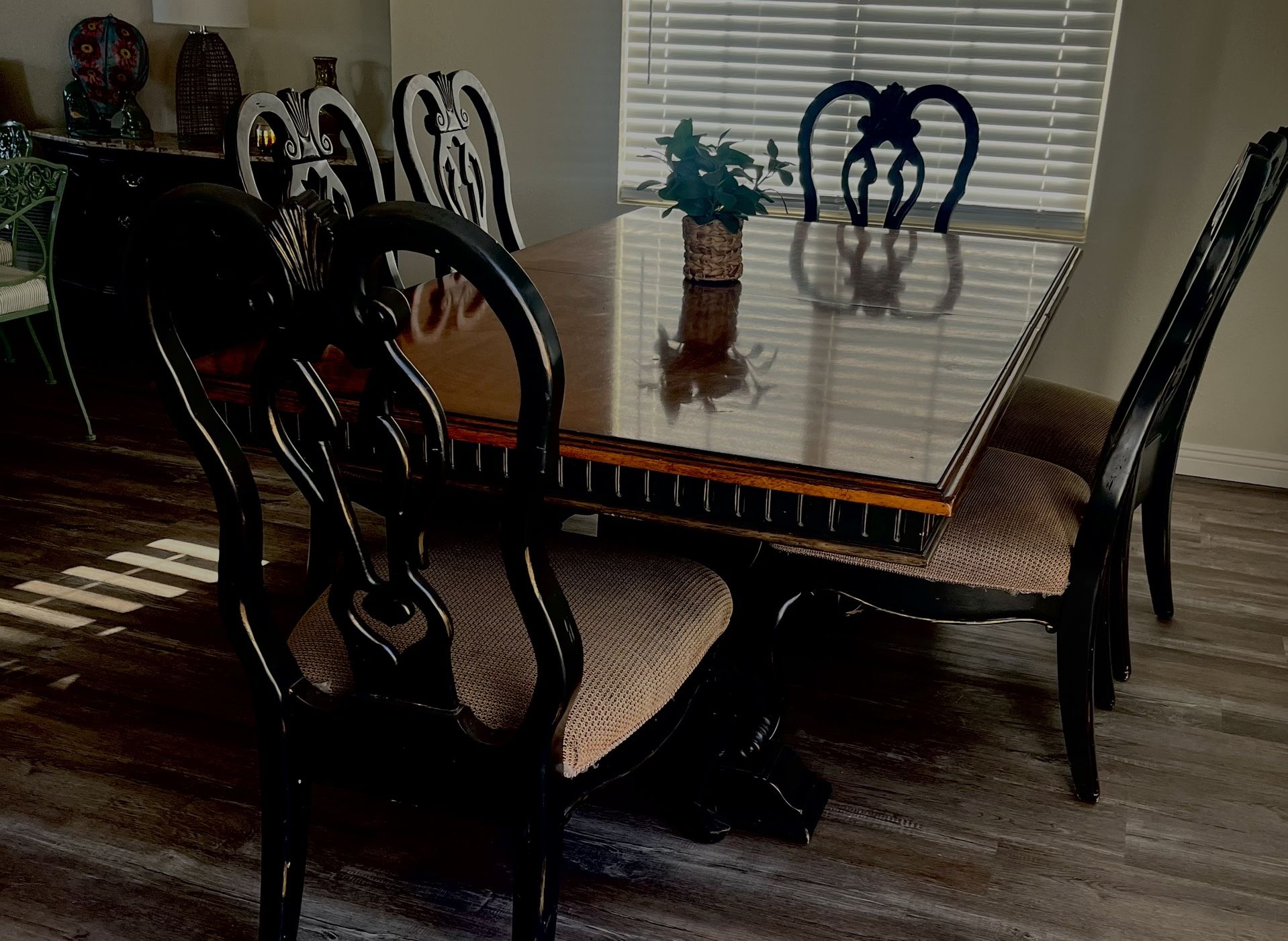 Formal Dining Room Table With 6 Chairs & 2 Leafs