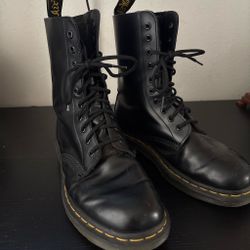 Doc martens boots size men’s 8