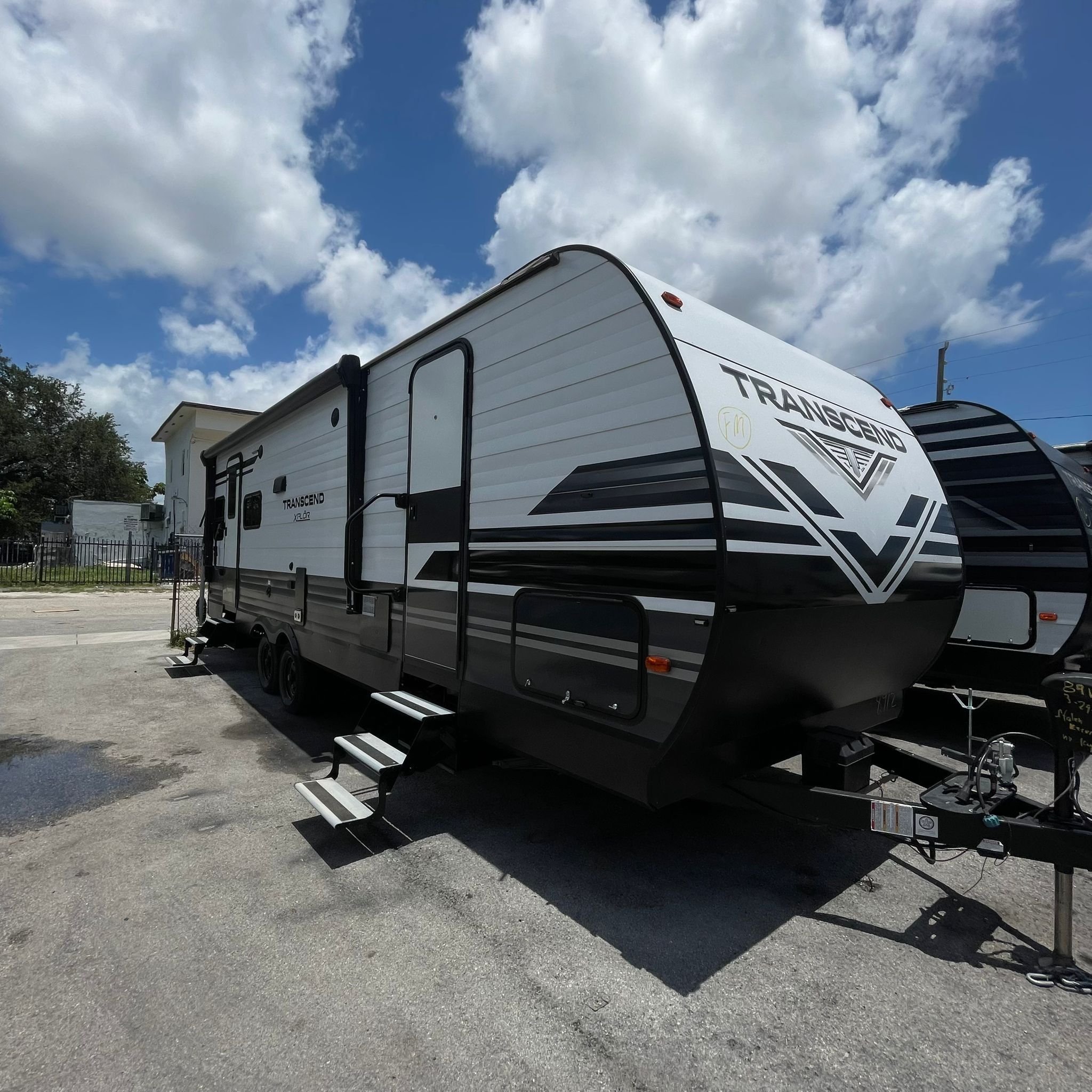 Rv Trailer Transcend Año 2021 De 25 Pies Ubicado 9850 Nw 27 Ave Miami Fl 33147 O 786:327:1327 O 786:957:9369