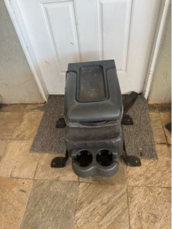 Middle seat jump seat