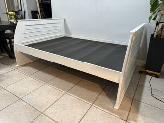 ROOMS TO GO BED FRAME FULL SIZE 