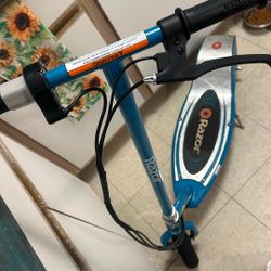 razor e200 electric scooter blue works well with charger used 