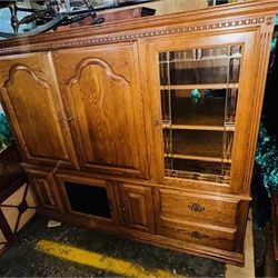 **** FREE ****  Vintage Lighted Thomasville Entertainment Center