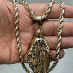 14k premium gold plated holy Mary pendant and rope necklace🙏🙏