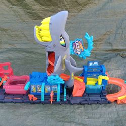 Hot Wheels City Ultra Shark Car Wash